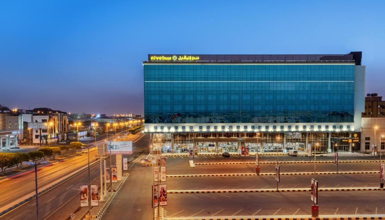 Nivel Hotel Abha Khamis Mushait Exterior photo The hotel at night