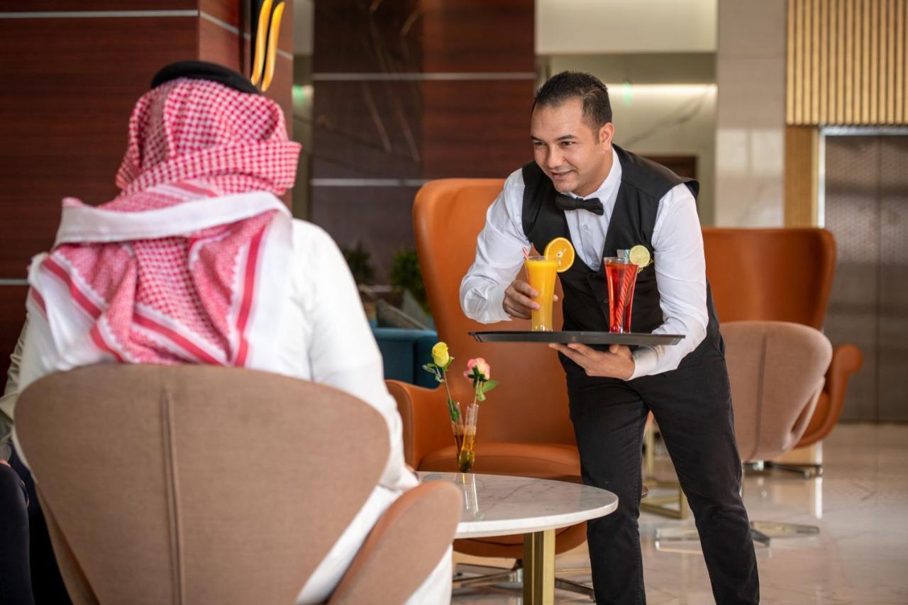 Nivel Hotel Abha Khamis Mushait Exterior photo A waiter serving drinks